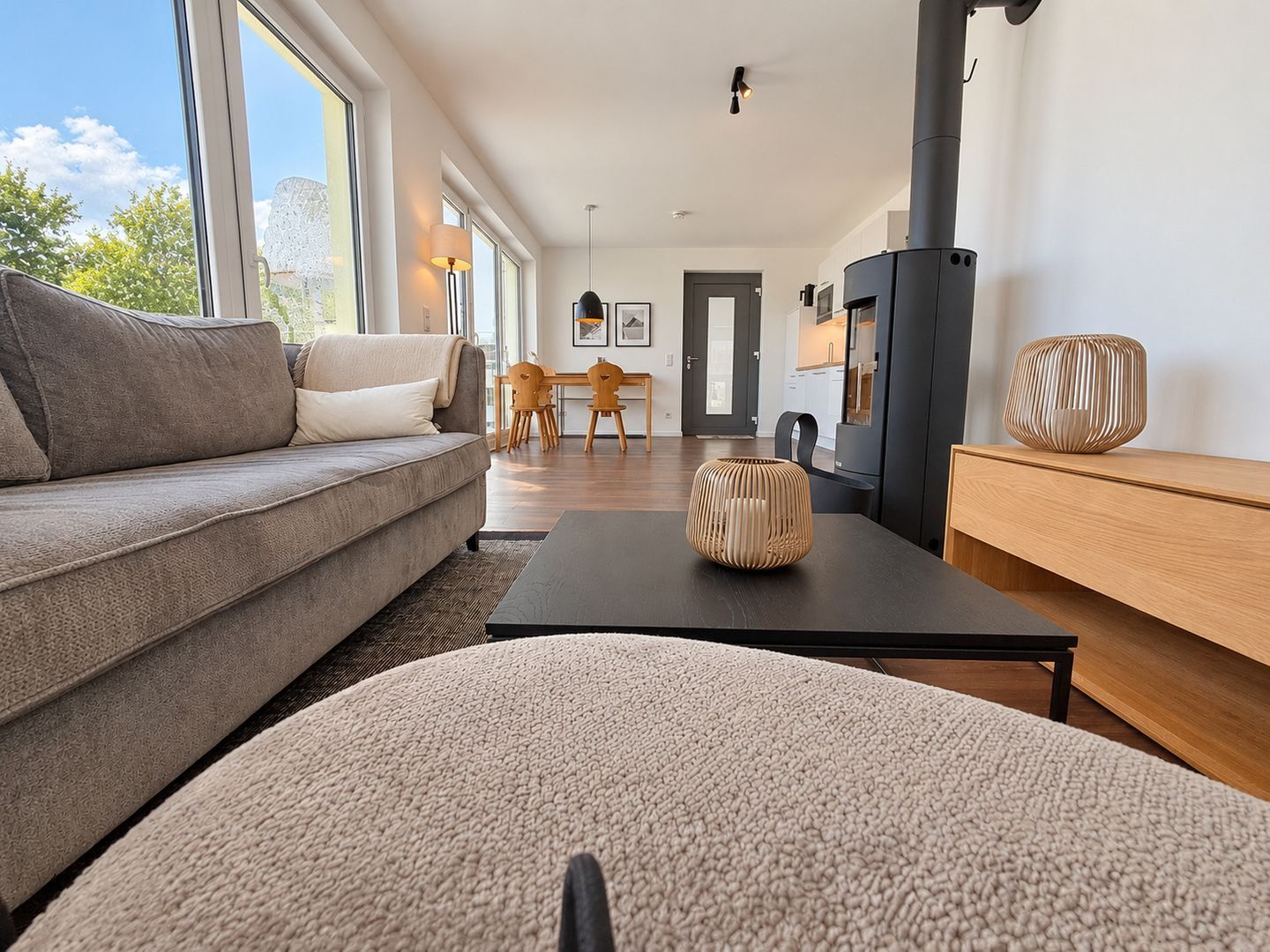 Een moderne woonkamer met een bank, een salontafel en een open haard.