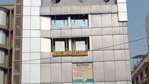 Een gebouw met een bord voor Hotel Jay Vilas Grand.