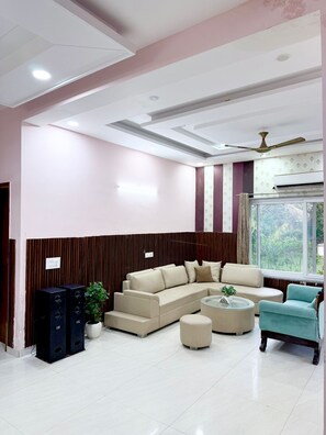 Living area - Mango People Farm (Sohna)
