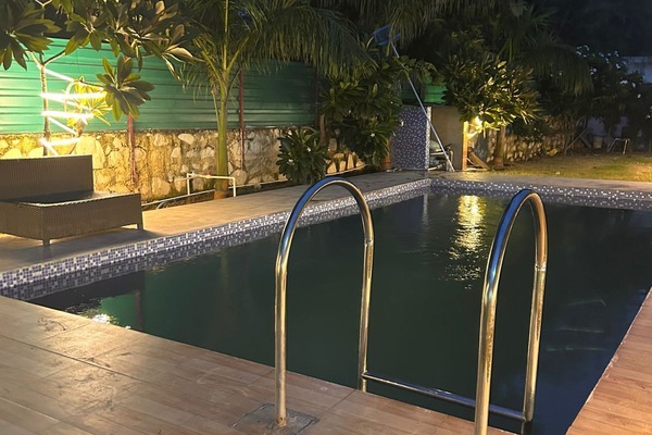 Una piscina al aire libre