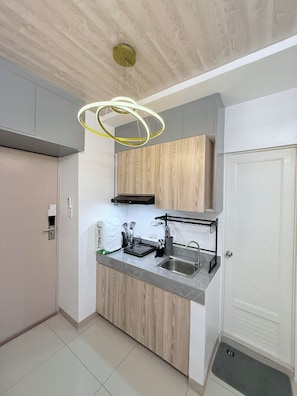 Fridge, microwave, stovetop, electric kettle