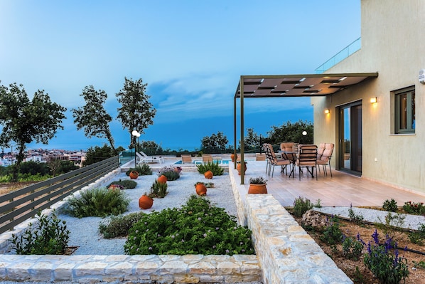 Outdoor dining - Villa Iokasti with heated pool (Rethymno)