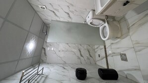 A bathroom with a toilet, sink, and shower area. - Shaheen Camp Wadi Rum – Deluxe Tent (العقبه)