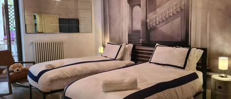 Bureau, fer et planche à repasser, Wi-Fi gratuit, draps fournis