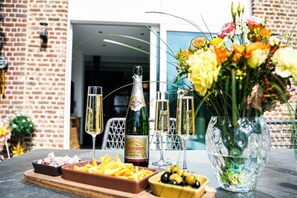Outdoor dining - Peaceful holiday home near Hannut (Hannut)