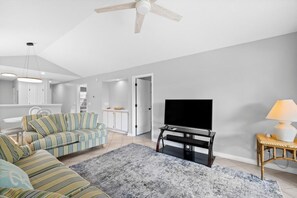 TV - True Blue Golf Villa in Pawleys Island (Pawleys Island)