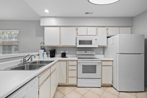 Fridge, microwave, oven, stovetop - True Blue Golf Villa in Pawleys Island (Pawleys Island)