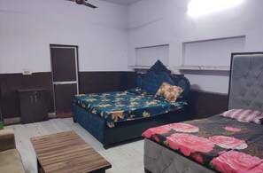 Rollaway beds, free WiFi, bed sheets - RK Guest House (Prayagraj)