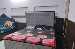 غرفة عائلية | أسرّة قابلة للطي وواي فاي مجانًا وملاءات أسرّة