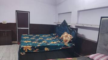 Family Room | Rollaway beds, free WiFi, bed sheets