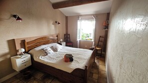 Bureau, fer et planche à repasser, Wi-Fi, draps fournis