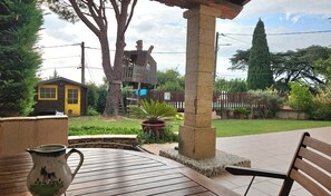 Outdoor dining - Chez Mimachat, family home 6km from the Pont du Gard (Sernhac)