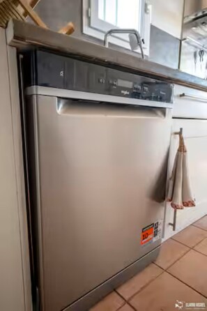 Refrigerador, horno, parrilla de estufa y lavavajillas 