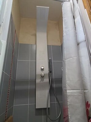 Shower, jetted bath, hair dryer, towels - Chez Mimachat, family home 6km from the Pont du Gard (Sernhac)