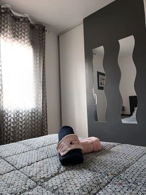 Desk, iron/ironing board, WiFi, bed sheets - Chez Mimachat, family home 6km from the Pont du Gard (Sernhac)