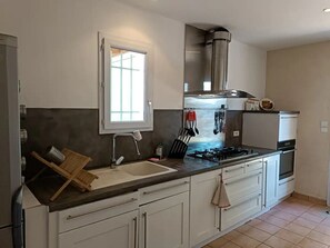 Macchina per tè/caffè, frigorifero, forno, piano cottura