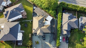 A residential area with multiple houses, a driveway, and a street. - Knockan Hill Rentals-Ground Floor Suite (Victoria)