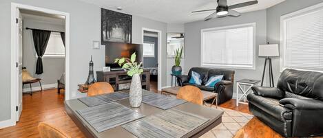 Suite superior, vista al patio | Área de sala de estar | Televisión de 54 pulgadas con canales premium y chimenea