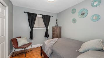 高级套房, 庭院景观 | 熨斗/熨衣板、免费 WiFi、床单