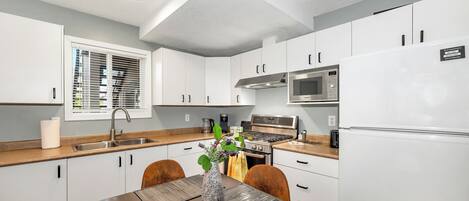 Superior Suite, Courtyard View | Private kitchen