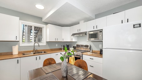 Superior Suite, Courtyard View | Private kitchen