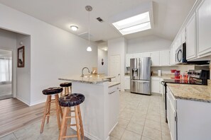 Microwave, oven, stovetop, dishwasher - Spacious 4-bedroom house in delightful Frisco! (Frisco)