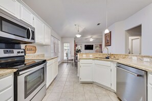 Microwave, oven, stovetop, dishwasher - Spacious 4-bedroom house in delightful Frisco! (Frisco)