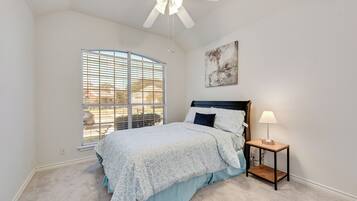 4 bedrooms, iron/ironing board, WiFi, bed sheets