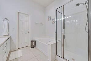 Shower, towels, shampoo, toilet paper - Spacious 4-bedroom house in delightful Frisco! (Frisco)
