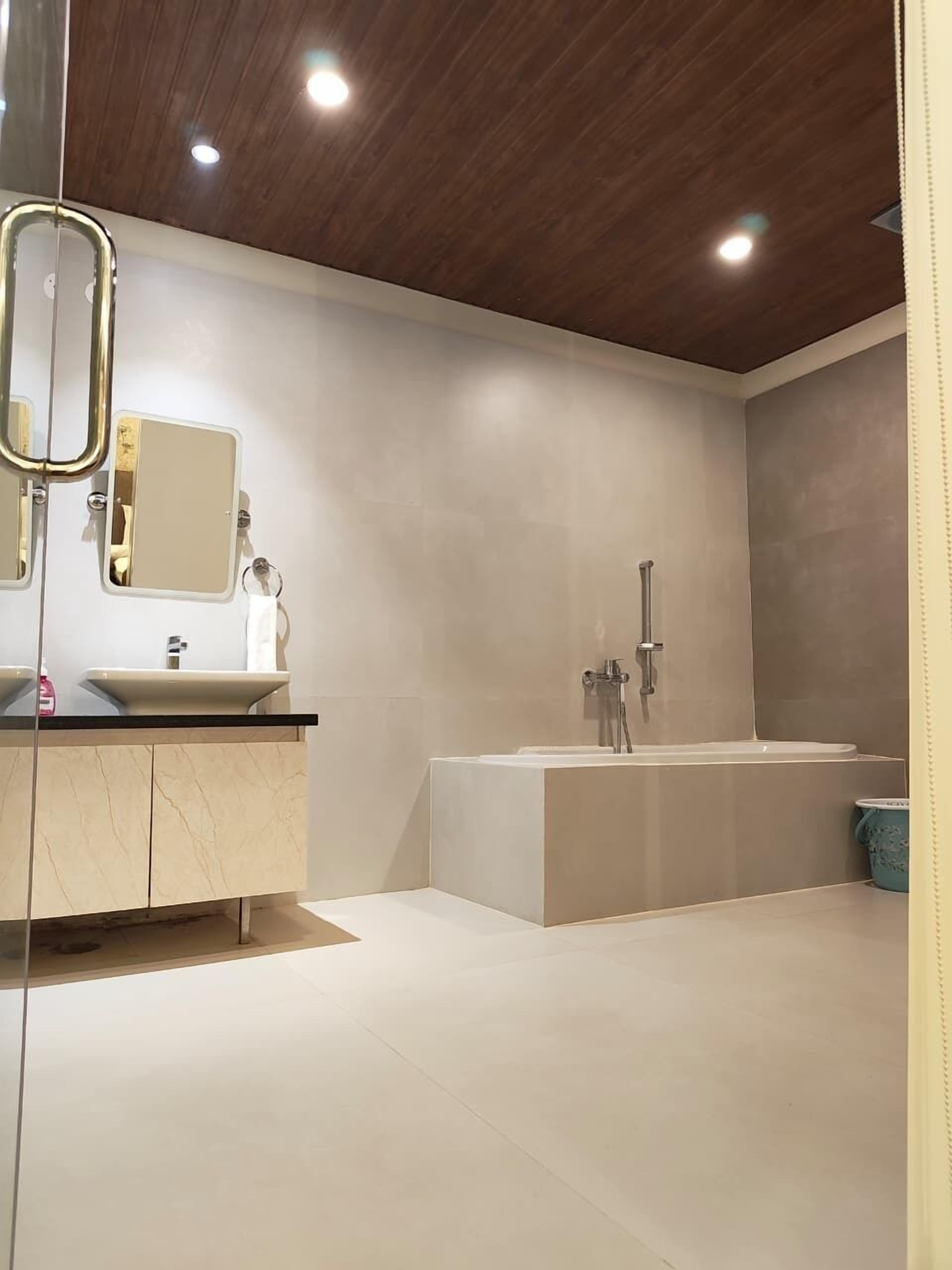 Luxe suite | Badkamer | Pantoffels, zeep, shampoo, toiletpapier