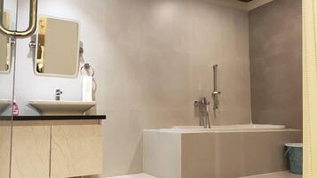 Luxe suite | Badkamer | Pantoffels, zeep, shampoo, toiletpapier