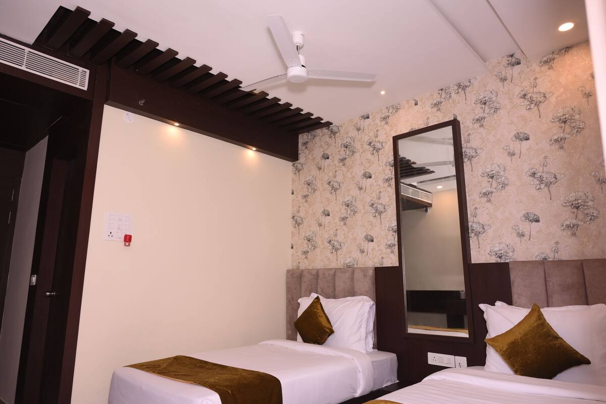 Executive Twin Room | In-room safe, desk, laptop workspace, soundproofing