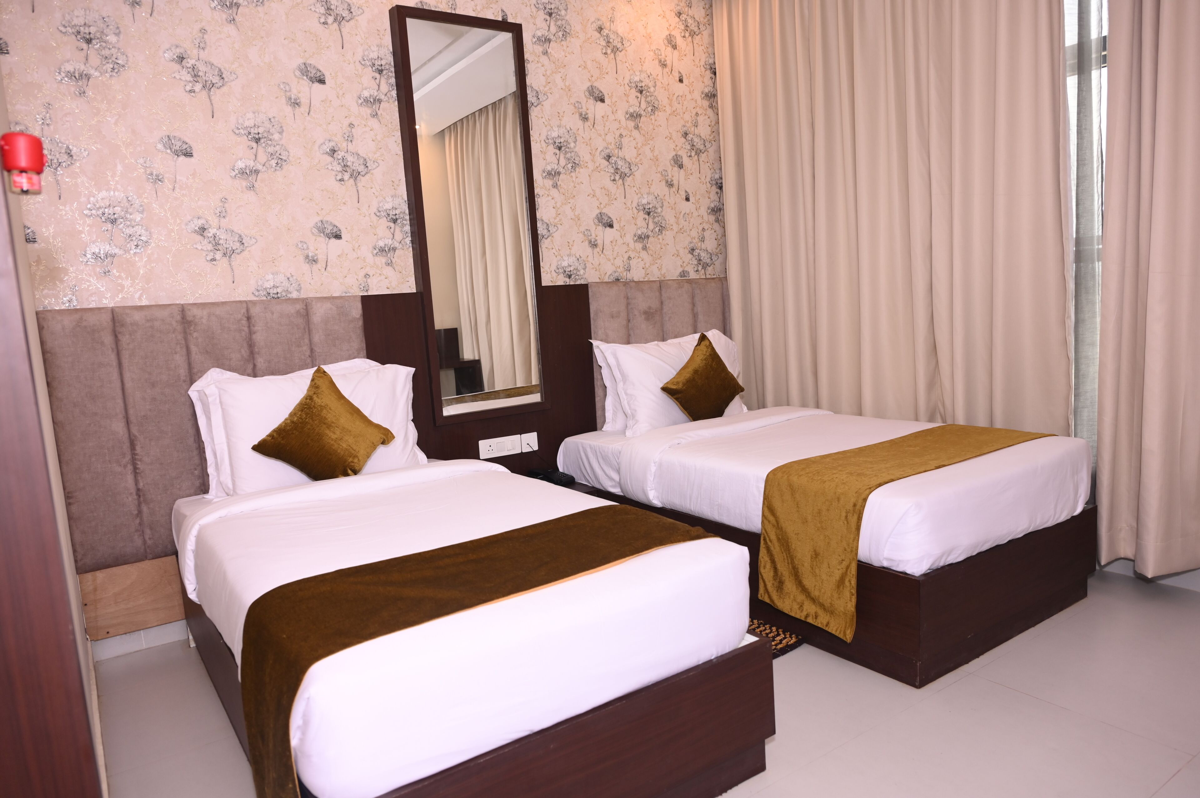 Executive Twin Room | In-room safe, desk, laptop workspace, soundproofing