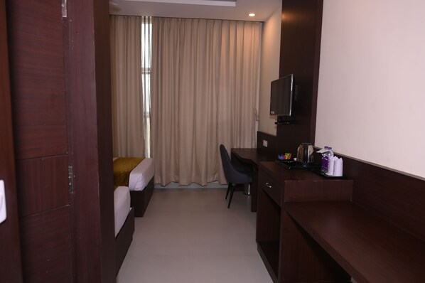Executive Twin Room | In-room safe, desk, laptop workspace, soundproofing
