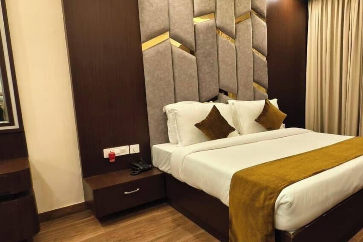 Luxury Suite | In-room safe, desk, laptop workspace, soundproofing