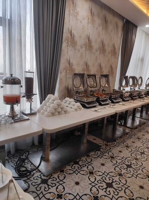 Buffet déjeuner gratuit tous les jours