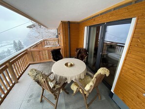 Outdoor dining - Vacation apartment 'Bennis Dahuam' on the Schwendberg/Hippach with top panorama (Hippach-Schwendberg)