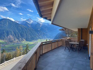 Outdoor dining - Vacation apartment 'Bennis Dahuam' on the Schwendberg/Hippach with top panorama (Hippach-Schwendberg)