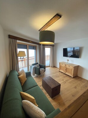 Living area - Vacation apartment 'Bennis Dahuam' on the Schwendberg/Hippach with top panorama (Hippach-Schwendberg)