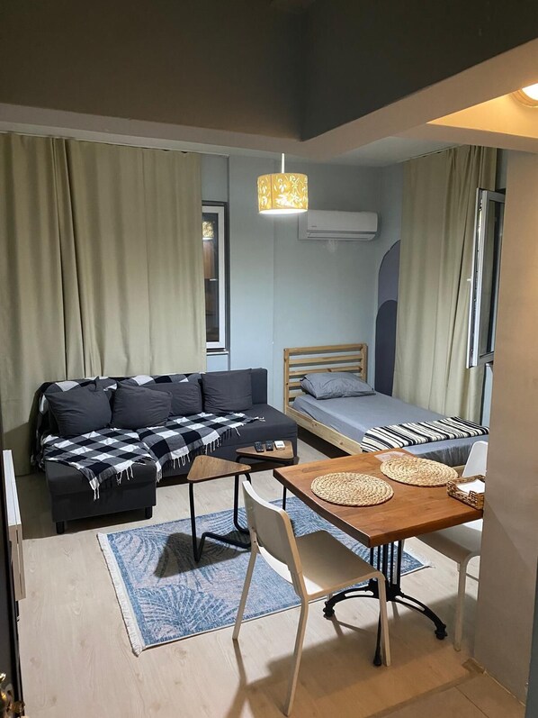 Departamento superior, 1 habitación, balcón | Área de sala de estar