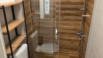 Family Suite with Balcony 8 | Bathroom | Shower, hair dryer, towels, soap
