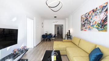 Leilighet, 4 soverom | Oppholdsområde | Flatskjerm-TV