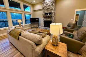 智能电视、壁炉、办公室