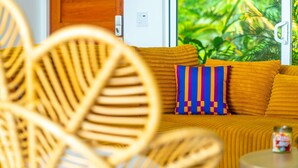 Une pièce comprenant un canapé, un fauteuil et une petite table sur laquelle se trouve une boîte de conserve.