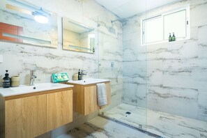 Hair dryer, towels - New home! Private pool-ocean views-near golf-beaches-activities. (San Buena)