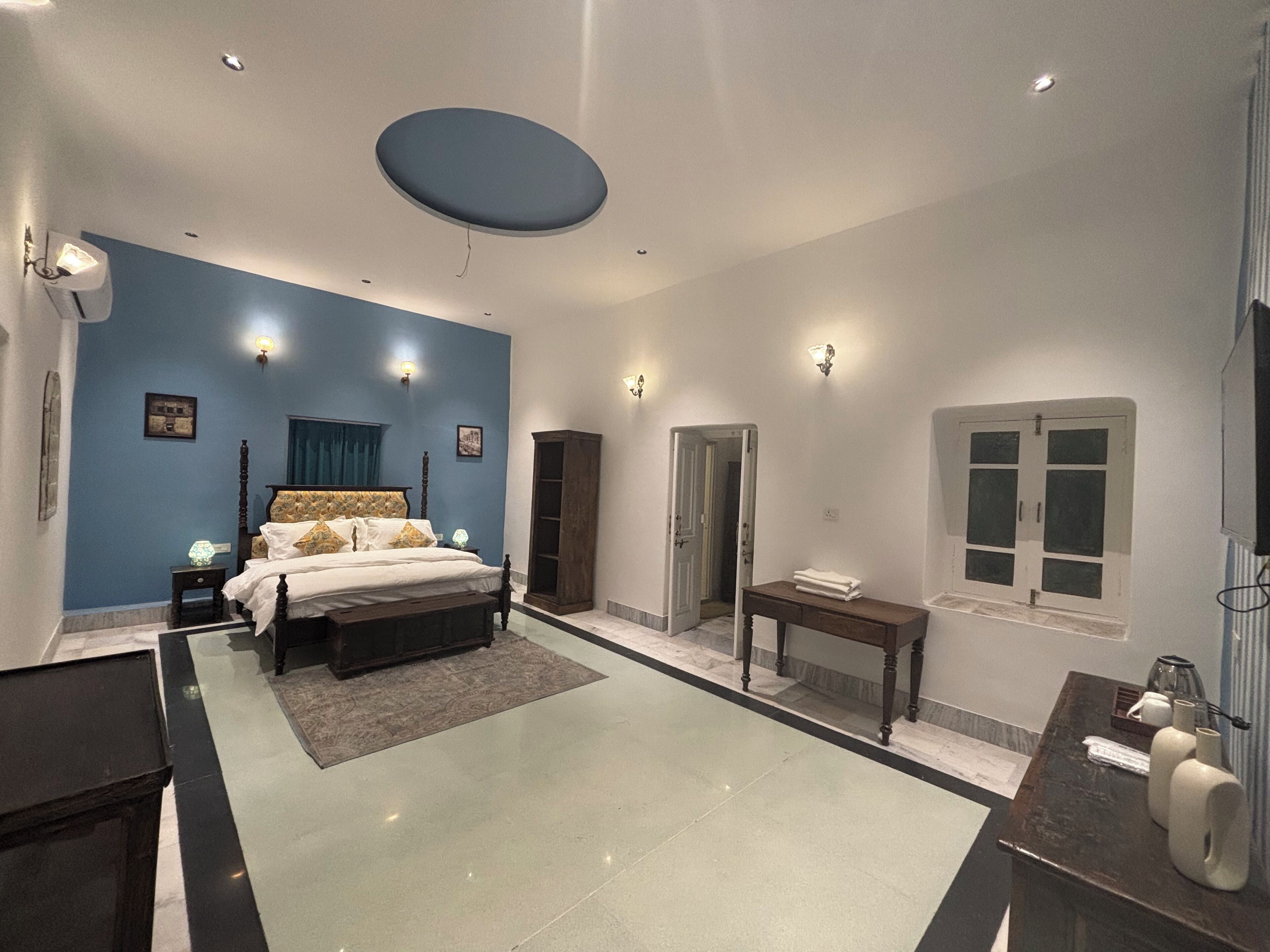 Laptop workspace, free WiFi