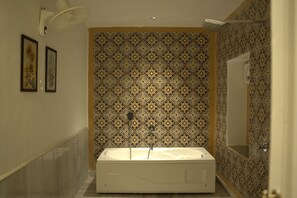 Presidential-Zimmer, 1 King-Bett | Badezimmer | Kostenlose Toilettenartikel, Haartrockner, Hausschuhe, Handtücher