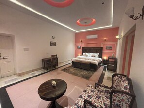 Kannettavalle tietokoneelle sopiva työtila, ilmainen Wi-Fi