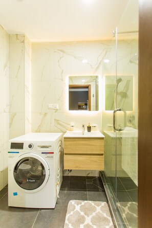 Shower, eco-friendly toiletries, towels, soap - Lovely Fully-Serviced Studio Apartment at Essence (Accra)