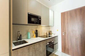 Fridge, microwave, oven, stovetop - Lovely Fully-Serviced Studio Apartment at Essence (Accra)